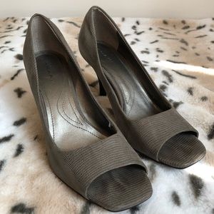 Women’s Tahari Open Toe Grey Pumps, 9